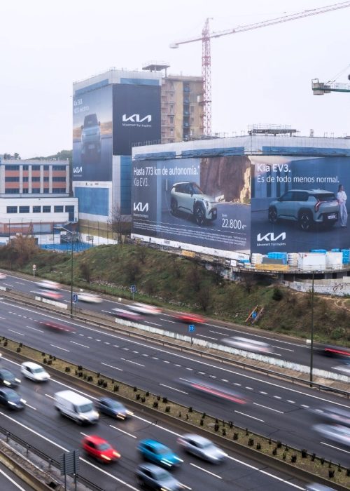 Madrid (SPAIN), KIA, large-format advertising, outdoor advertising, illuminated rooftop signs, neon advertising, mesh banners, city advertising, urban advertising, premium outdoor ads, high-impact advertising, skyline billboards, building advertisements, global brand visibility, strategic ad placement, illuminated signage, urban media solutions, brand exposure, large-scale billboards, architectural advertising, high-traffic advertising, premium brand marketing