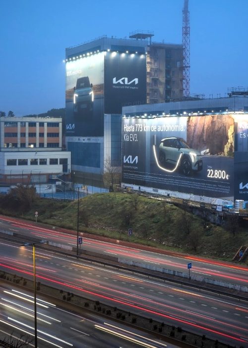 Madrid (SPAIN), KIA, large-format advertising, outdoor advertising, illuminated rooftop signs, neon advertising, mesh banners, city advertising, urban advertising, premium outdoor ads, high-impact advertising, skyline billboards, building advertisements, global brand visibility, strategic ad placement, illuminated signage, urban media solutions, brand exposure, large-scale billboards, architectural advertising, high-traffic advertising, premium brand marketing